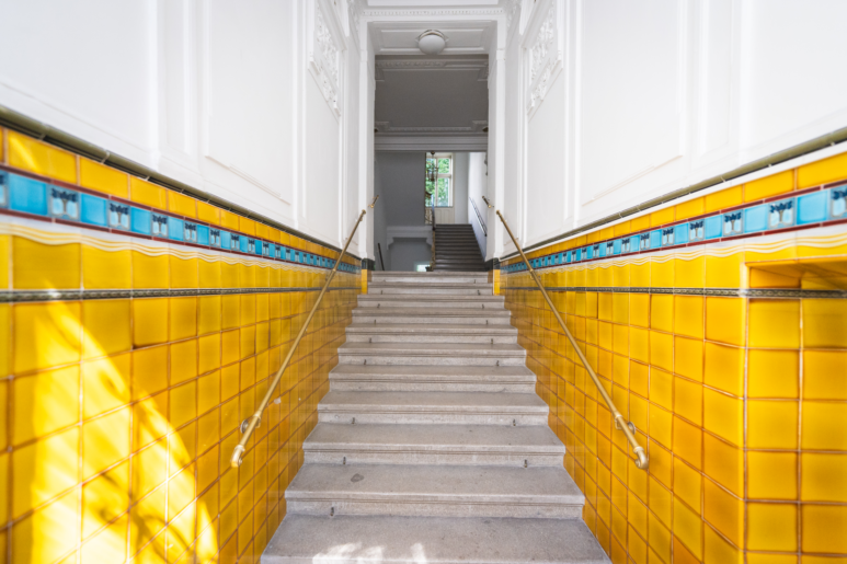 Innenansicht eines Hauseinganges zum Stiegenhaus