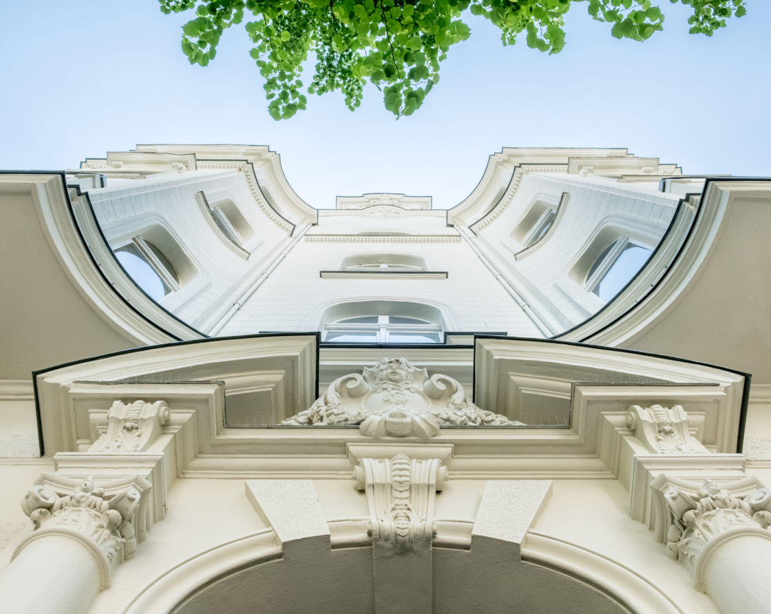 Bild Blick nach oben Altbau Entrée