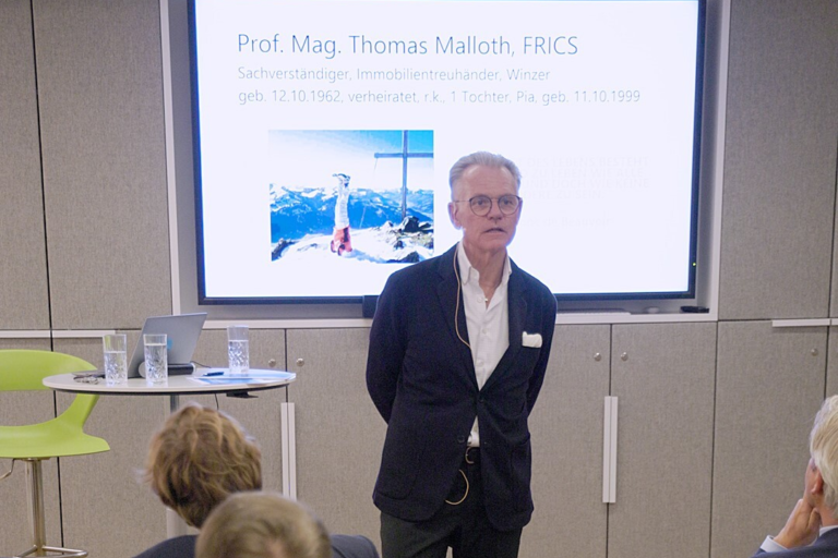 Bild Prof. Mag. Thomas N. Malloth, FRICS bei Vortrag  zu Immobilienmärkten, -aktien und -investments in der Wiener Privatbank