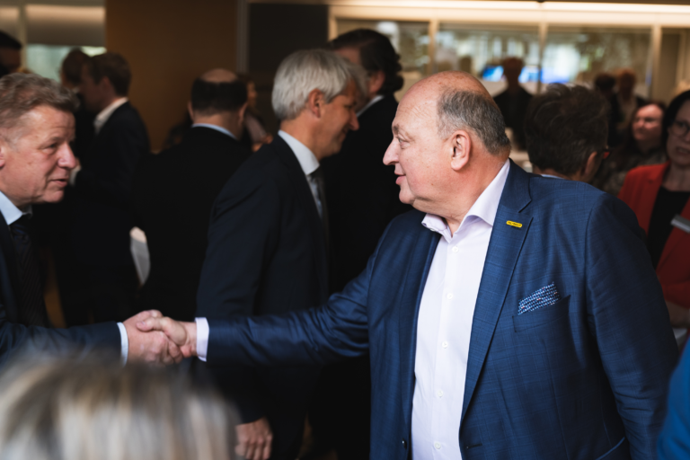 Bild Begrüßung eines Gastes durch CEO Andreas Klauser der PALFINGER AG in der Wiener Privatbank