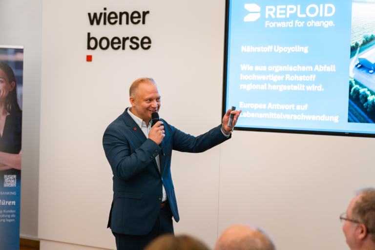 Philip Pauer, Reploid Group, präsentiert am Investment Breakfast