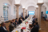 Gäste frühstücken an der Tafel in der Säulenhalle am Investment Breakfast,