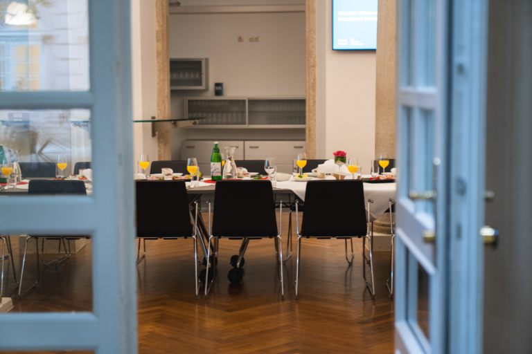 Eingang in die Säulenhalle der Wiener Börse, Blick auf gedeckte Tafel